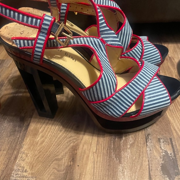 Platform Heela - Picture 3 of 3